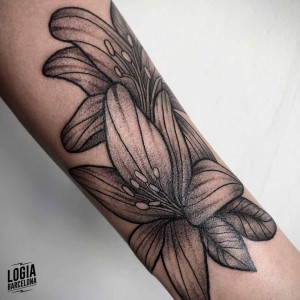 tatuaje_brazo_flores_logiabarcelona_juan_chazsci